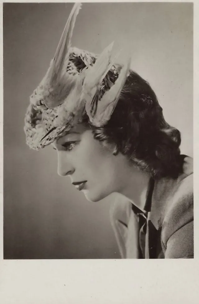 19세기 빅토리아 시대 유행했던 새 모자