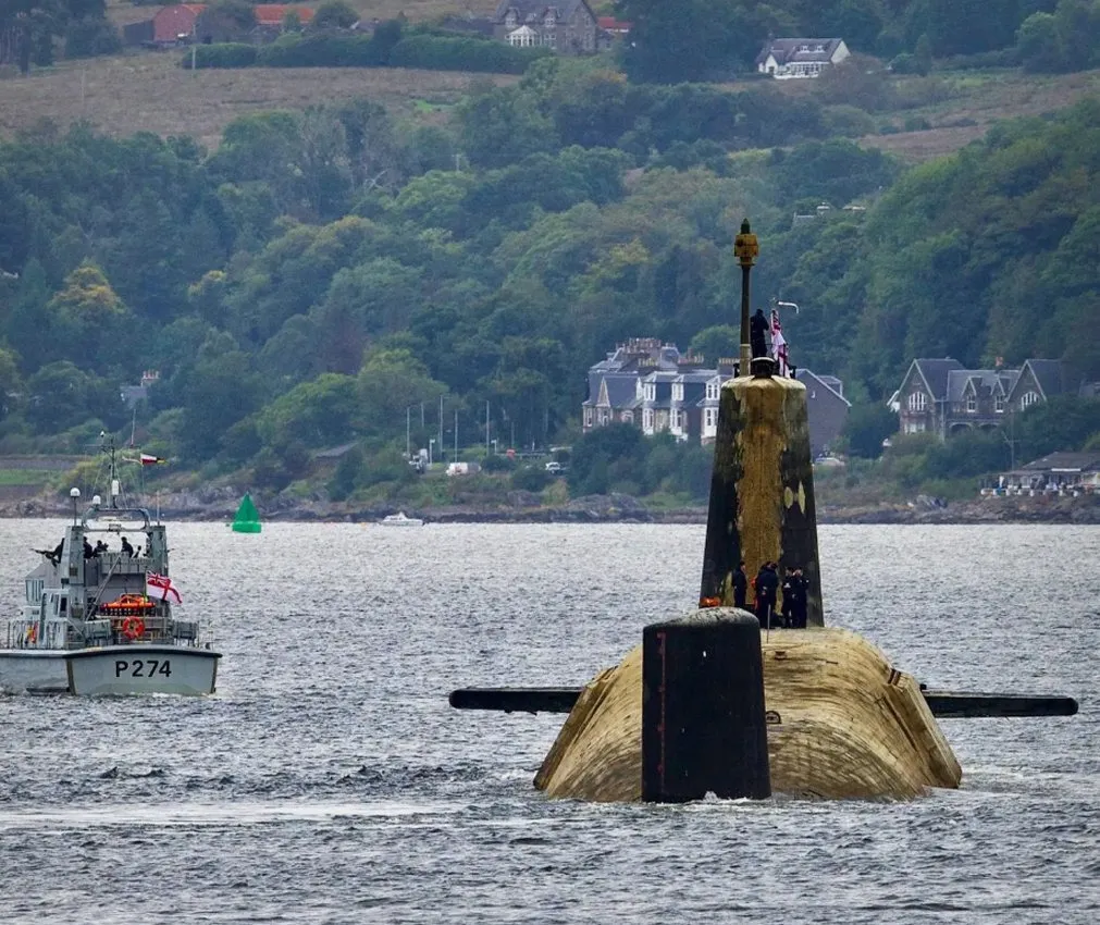 6개월동안 바닷속에서 작전하다 나온 잠수함
