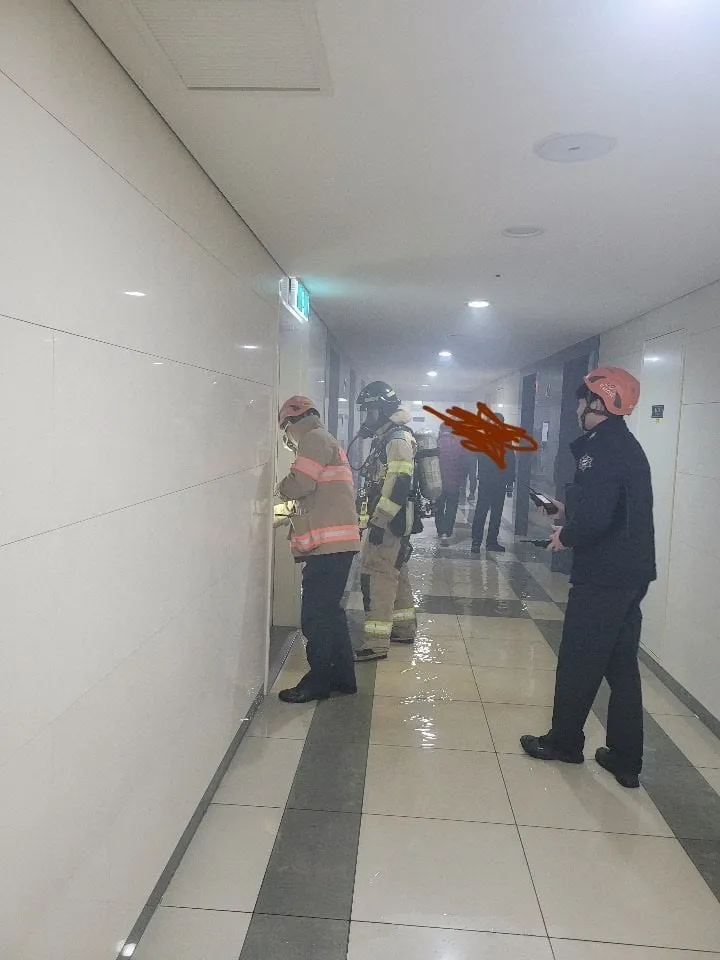 아파트 40층대에서 꽁초던져서 분리수거장 불낸 흡연자