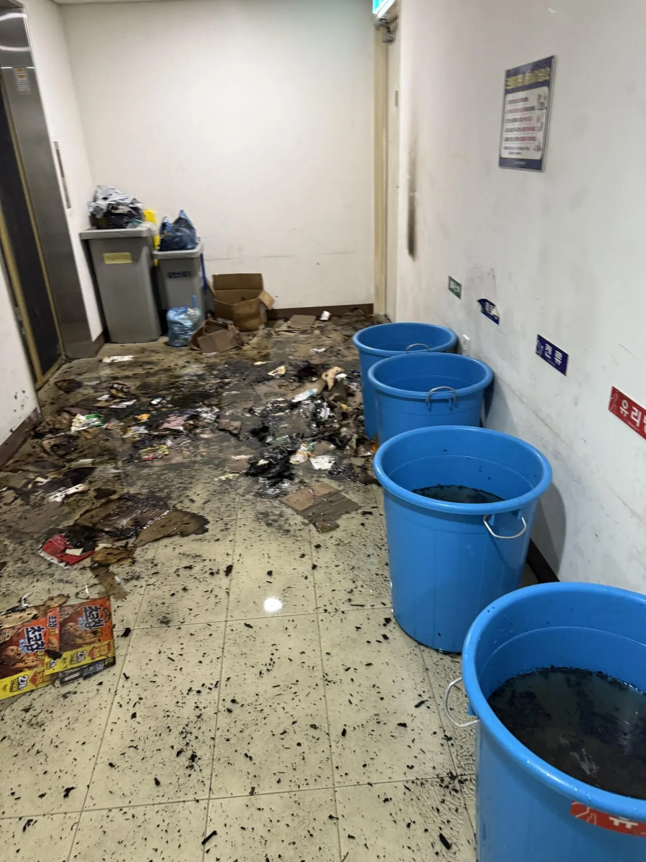 아파트 40층대에서 꽁초던져서 분리수거장 불낸 흡연자